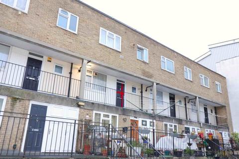 3 bedroom flat to rent, Wells Park Road, London