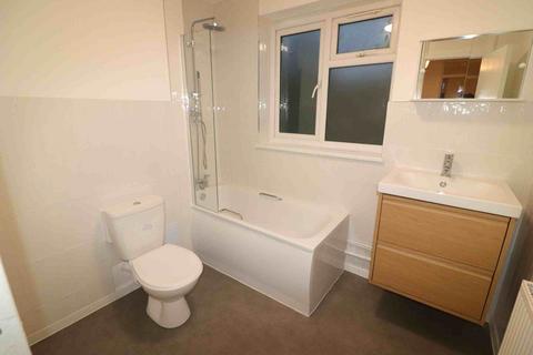 3 bedroom flat to rent, Wells Park Road, London