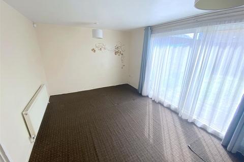 undefined, Greatfields Drive, Hillingdon UB8