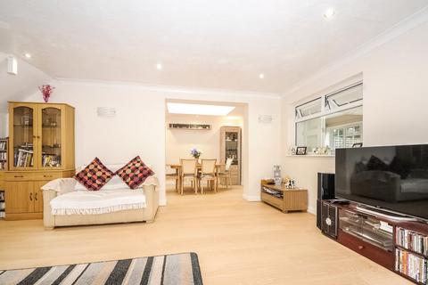 3 bedroom detached house to rent, Thorpe,  Surrey,  TW20