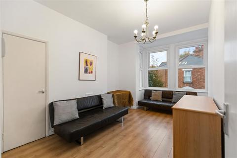 3 bedroom flat to rent, Rockhall Road, London NW2