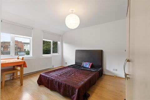 3 bedroom flat to rent, Rockhall Road, London NW2