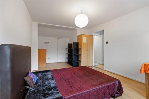 3 bedroom flat to rent, Rockhall Road, London NW2