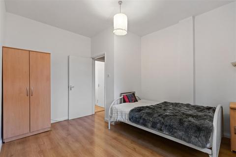 3 bedroom flat to rent, Rockhall Road, London NW2