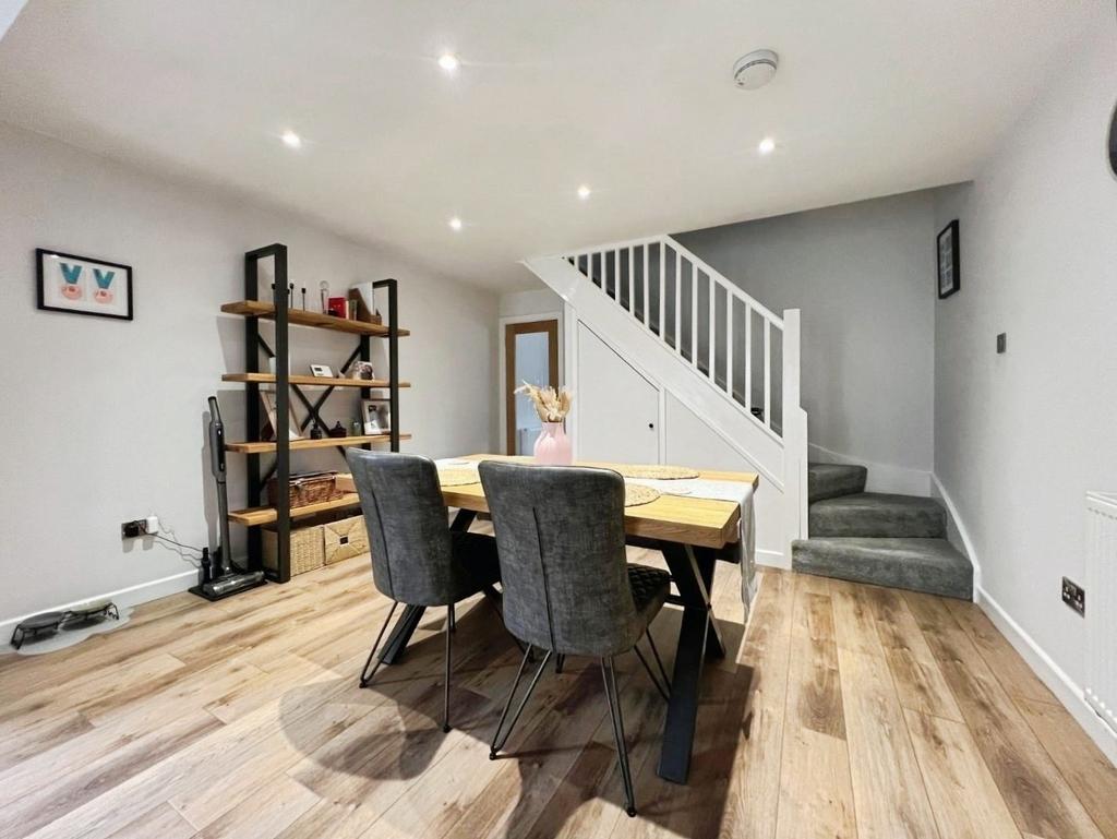 Pbox-dining room-326117.jpg