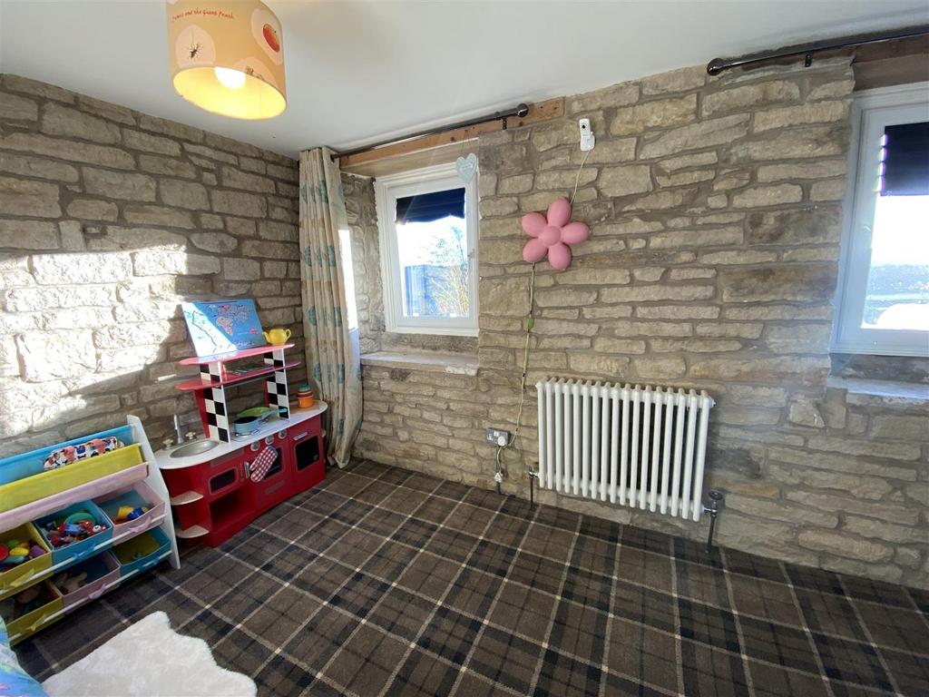 Bramleys Estate Agents - Squarefield - Scholes Moo