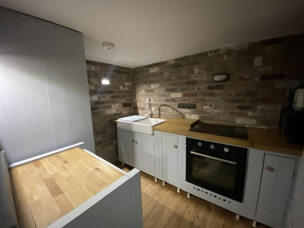 Bramleys Estate Agents - Squarefield - Scholes Moo