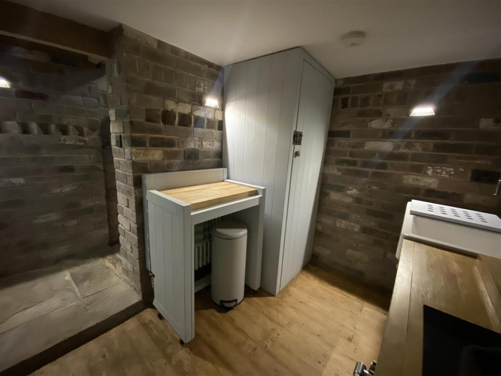 Bramleys Estate Agents - Squarefield - Scholes Moo