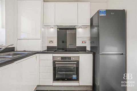 2 bedroom flat to rent, Reservoir Way, Hainault