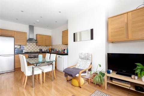 2 bedroom flat to rent, Hilltop Road, West Hampstead NW6