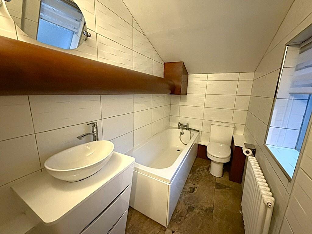 Bathroom 1.jpg