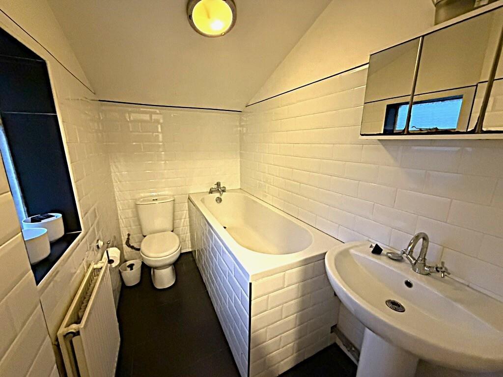 Bathroom 2.jpg