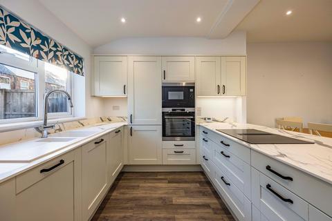 4 bedroom terraced house to rent, Harley Street, Nottingham, NG7