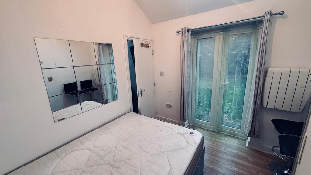 Studio/1-Bed for Rent – Tentelow Lane (UB2)