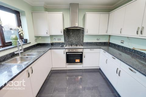 4 bedroom terraced house to rent, Rothbury Avenue, RAINHAM