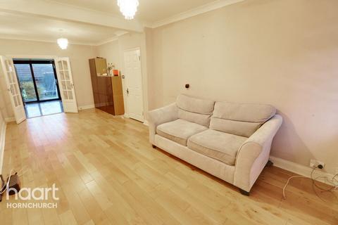 4 bedroom terraced house to rent, Rothbury Avenue, RAINHAM