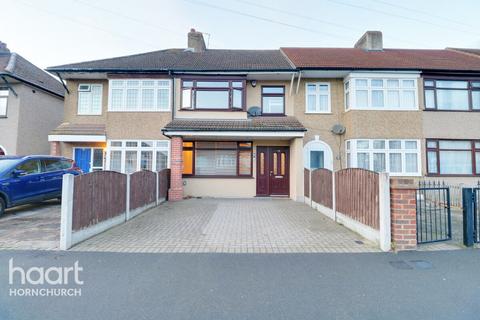 4 bedroom terraced house to rent, Rothbury Avenue, RAINHAM