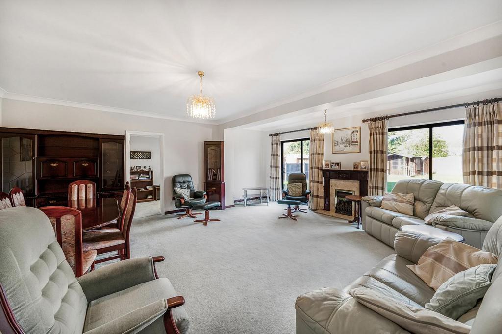 Lounge/Dining Room