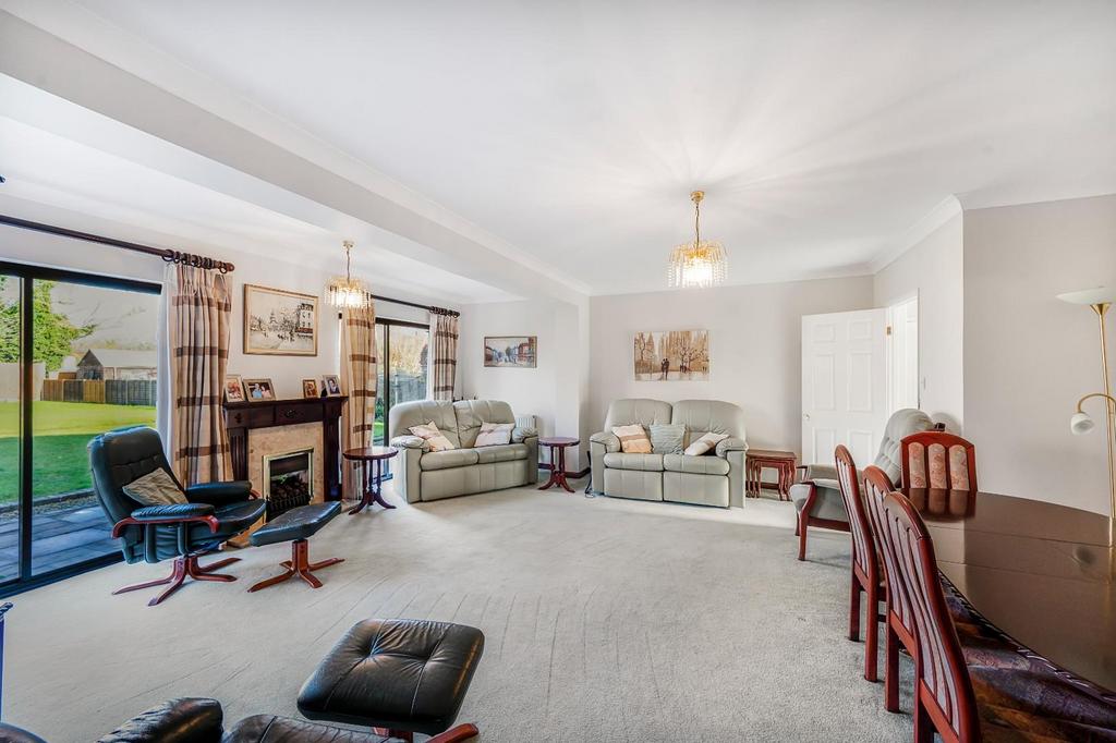 Lounge/Dining Room
