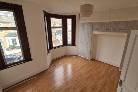 3 bedroom terraced house to rent, Lichfield Road, London E6