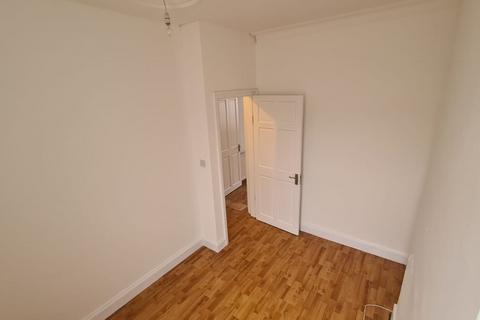 3 bedroom terraced house to rent, Lichfield Road, London E6