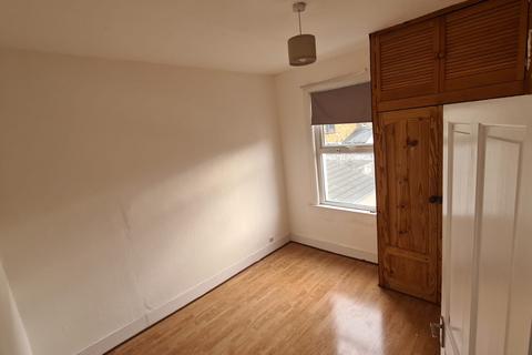 3 bedroom terraced house to rent, Lichfield Road, London E6