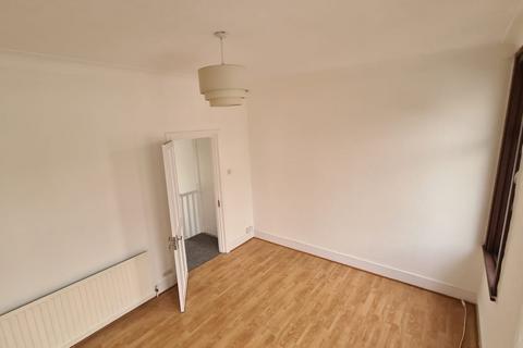 3 bedroom terraced house to rent, Lichfield Road, London E6