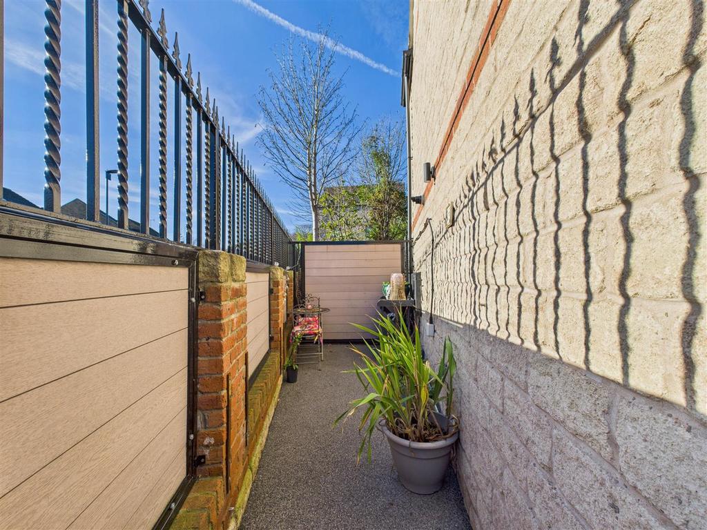 CAM05207 G0-PR0074-STILL033.jpg