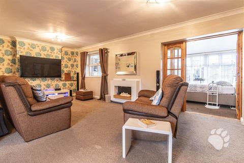 4 bedroom semi-detached house for sale, Woolshots Road, Wickford SS12