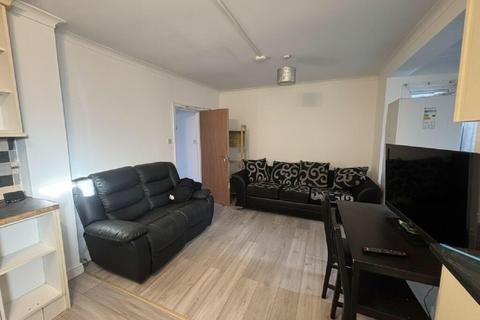 4 bedroom semi-detached house to rent, Nottingham NG7