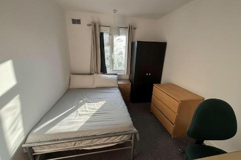 4 bedroom semi-detached house to rent, Nottingham NG7