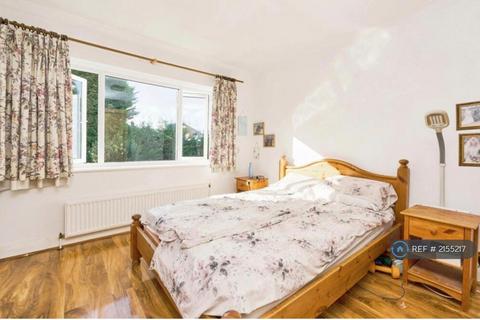 1 bedroom in a flat share to rent, Robin Hood Way, London, SW15