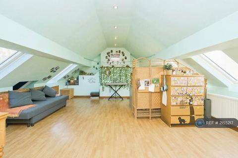 1 bedroom in a flat share to rent, Robin Hood Way, London, SW15
