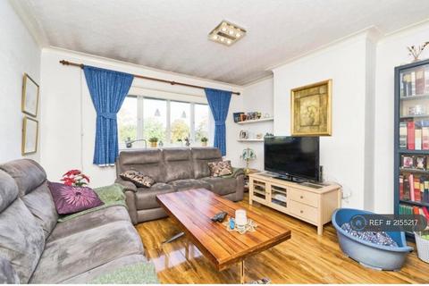 1 bedroom in a flat share to rent, Robin Hood Way, London, SW15