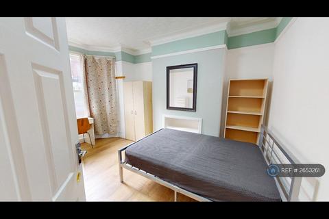 4 bedroom terraced house to rent, Landcross Road, Manchester, M14