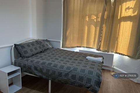 4 bedroom end of terrace house to rent, College Gardens, London, N18