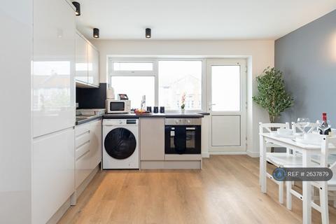 3 bedroom flat to rent, Nicholas Court, Hayling Island, PO11