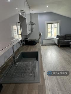 2 bedroom flat to rent, Salcott Road, London, SW11