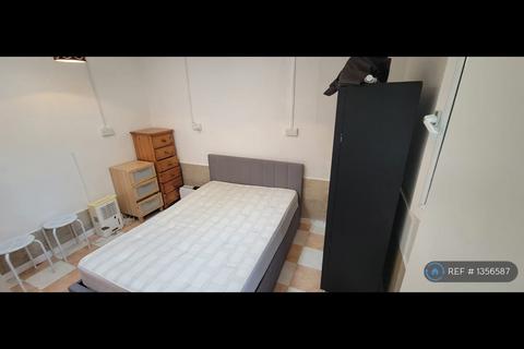 Studio to rent, High Street Harlesden, London, NW10