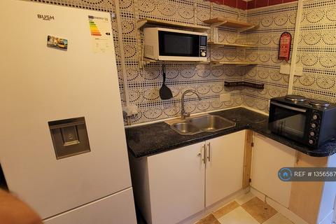 Studio to rent, High Street Harlesden, London, NW10