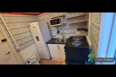 Studio to rent, High Street Harlesden, London, NW10