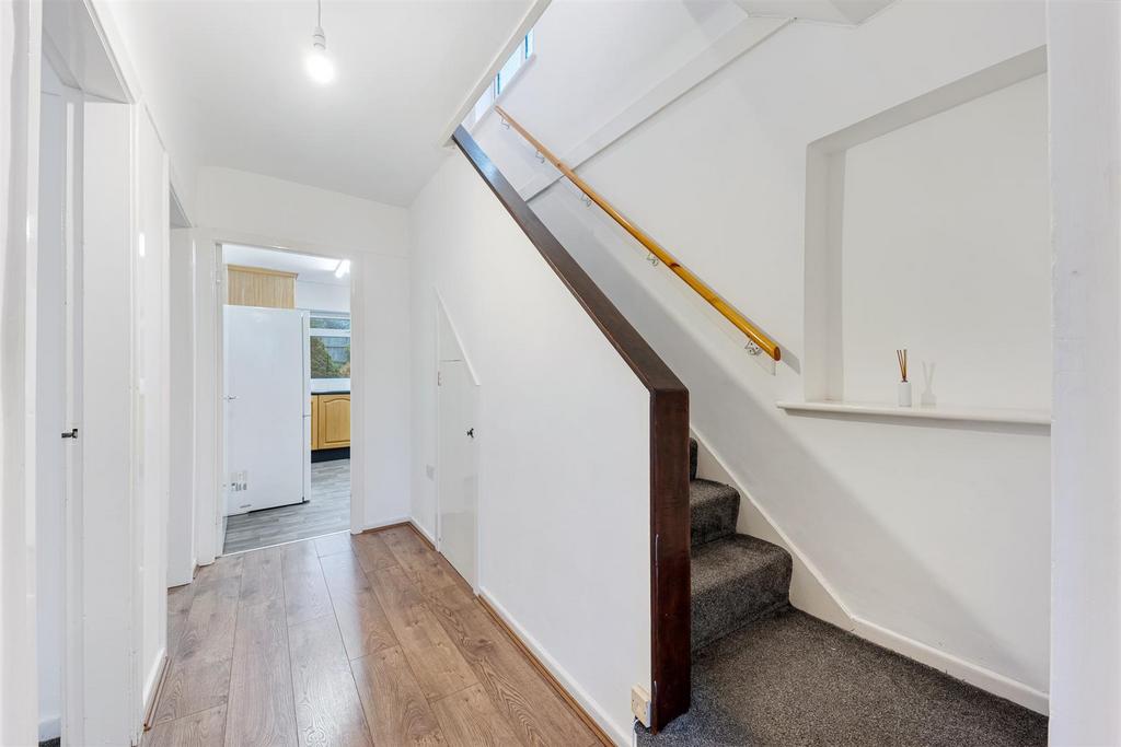 7 Epping Close hall.jpg