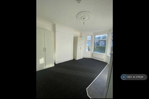1 bedroom in a house share to rent, Springwell Avenue, London, NW10