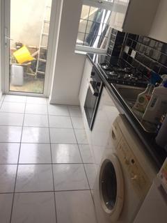 Studio to rent, Medway Gardens, Wembley HA0