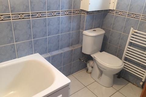 Studio to rent, Medway Gardens, Wembley HA0