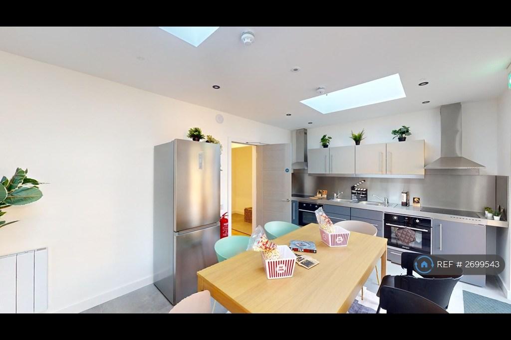 Communal Kitchen/Living