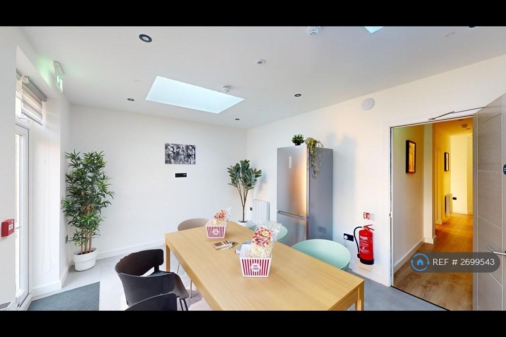 Communal Kitchen/Living