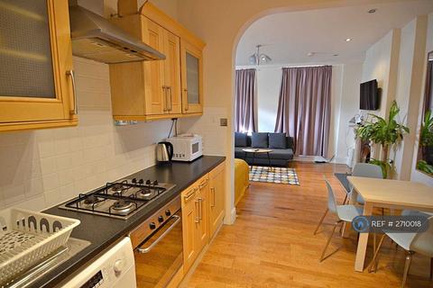 Studio to rent, Danbury Street, London, N1