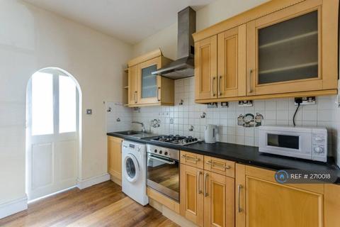 Studio to rent, Danbury Street, London, N1