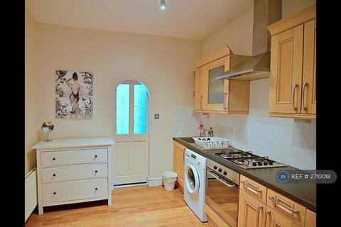 Studio to rent, Danbury Street, London, N1